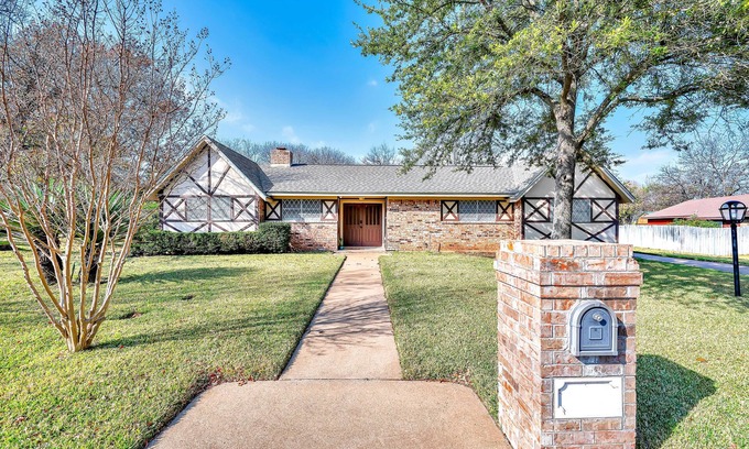 Waco House | The Cactus Casa Uno - Next to Lake Waco - 15m to Downtown Waco - PET FRIENDLY