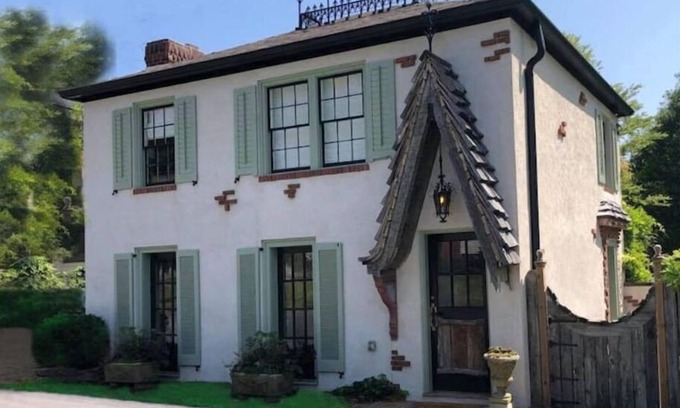 Abingdon House | The Carriage House "The Entire Place