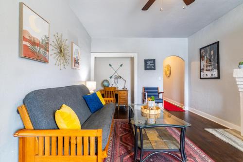 Chickasha House | The Charm Chickasha, Fiber WIFI, Washer & Dryer, Near DT Chickasha and Leg Lamp!