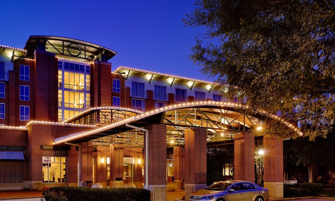 Downtown Chattanooga Hotel | The Chattanoogan Hotel, Curio Collection by Hilton