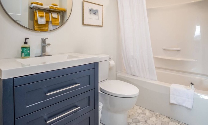 Courtenay House | The Chickadee Suite
