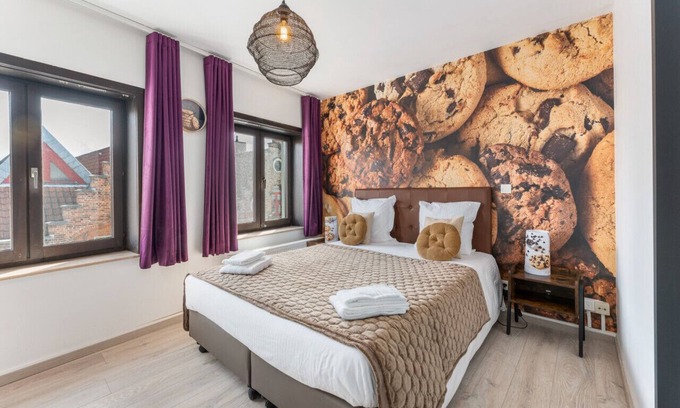 Historical Center Bruges Hotel | The Chocolate Chip Cookie Room by Your Grandma! - Steps from the Belfry