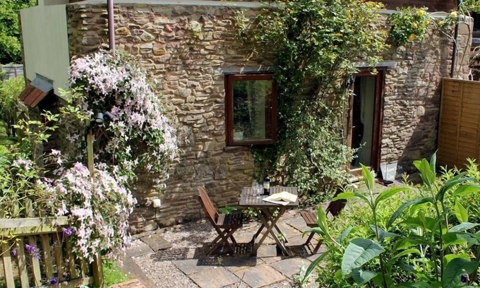 Flaxley Cottage | THE CIDER BARN, romantic, with a garden in Newnham-On-Severn