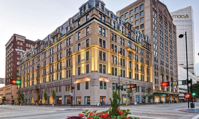 Downtown Cincinnati Hotel | The Cincinnatian Curio Collection by Hilton