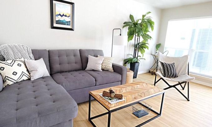 Old East Dallas Apartment | The City Escape & Arboretum Tickets Included
