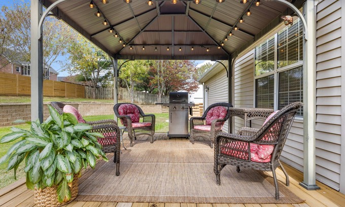 Thompson's Station House | The Clever Mule is a charming 3-bedroom house in Thompson's Station with yard.