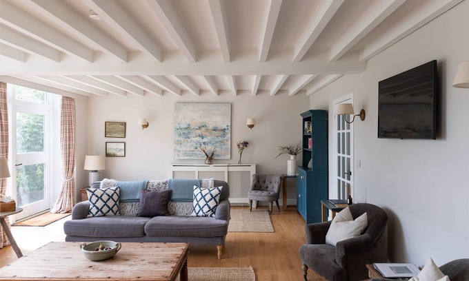 Penicuik Cottage | The Coach House, Pentland Hills - Sleeping 6 Guests in 3 Bedrooms, Dog Friendly