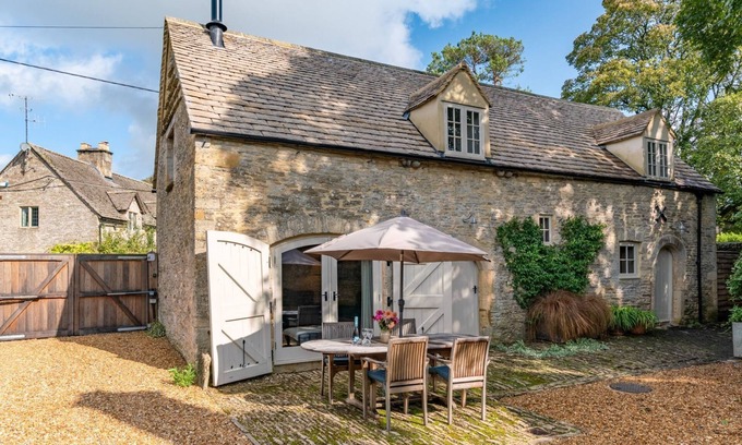 Cold Aston Cottage | The Coach House - sleeps 4 guests in 2 bedrooms