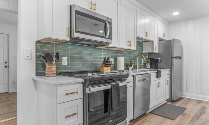 Northeast Virginia Beach House | The Comber Renovated 2023 2bd Luxury House 2 blocks from beach