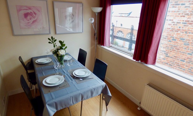 Tradeston Apartment | The Comfort Suite - Free wifi & Parking, Walk to city centre & subway