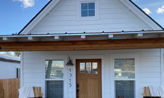 Sandpoint Cabin | The Comfy Bear Cottage! Beautiful 2 bed/1bath home minutes from skiing and lake.