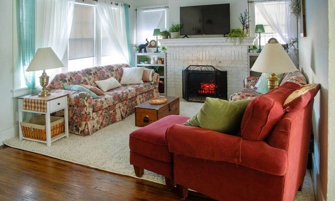 Hastings House | The Comfy Cottage-4 BR, 2 BA, Sleeps up to 10!