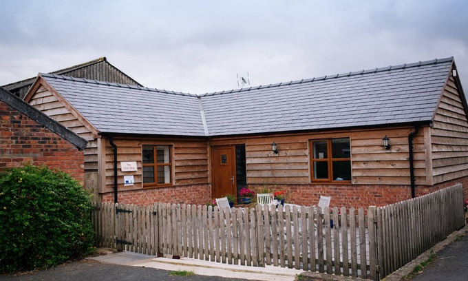 Malpas Cottage | The Corn Store - sleeps 4 guests in 2 bedrooms