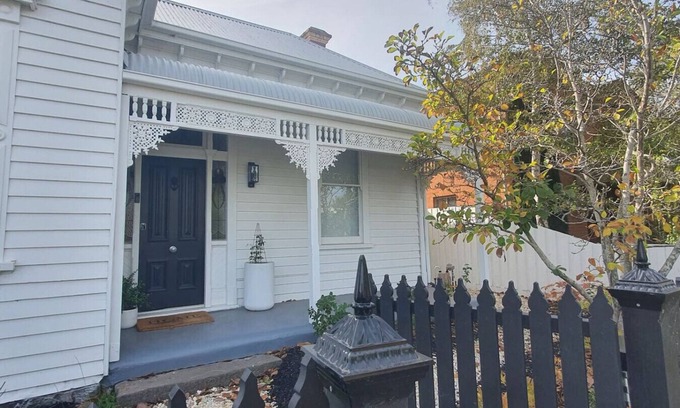 Ballarat House | The Cosy Corner – Walk to CBD