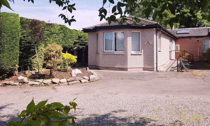 Inverness City Centre Cottage | THE COTTAGE, character holiday cottage, with a garden in Inverness