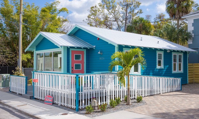 Laurel Park Cottage | The Cottage Next Door Best Downtown location in Sarasota