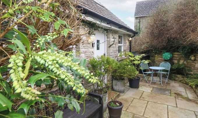 Langton Matravers Cottage | THE COTTAGE, pet friendly, with a garden in Swanage