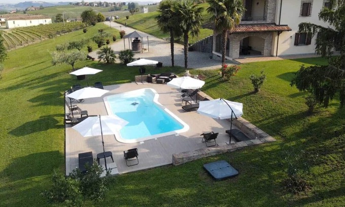 Calosso House | The Country House, breathtaking views of the vineyards