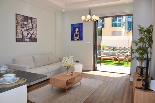 Dubai Marina Apartment | The Courtyard Heaven