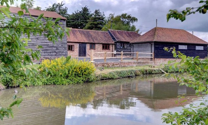 Bodle Street Green House | The Cowshed in the beautiful Hailsham