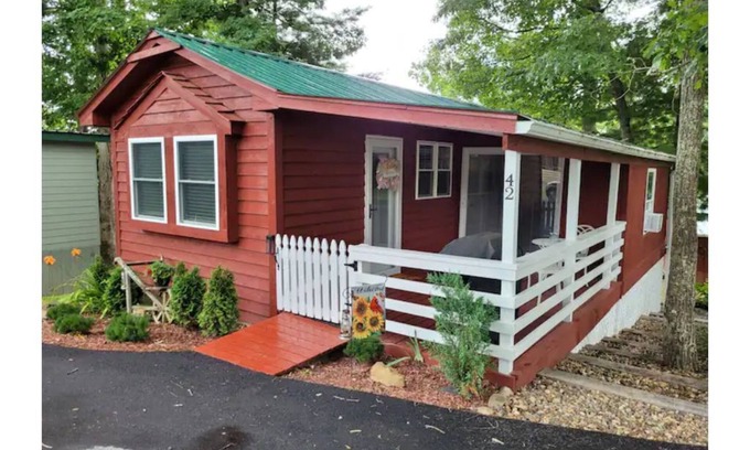 Pipestem Cottage | The Cozy Cardinal 2-bedroom cottage w/pool access, Wi-Fi