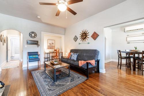 Chickasha House | The Cozy Chickasha, Fiber WIFI, Washer & Dryer, Near DT Chickasha & Leg Lamp!