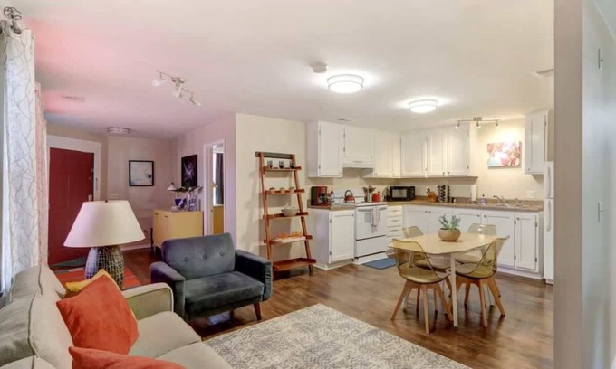 Thomas Square House | The Cozy Cottage - Walk to Local Favorites!