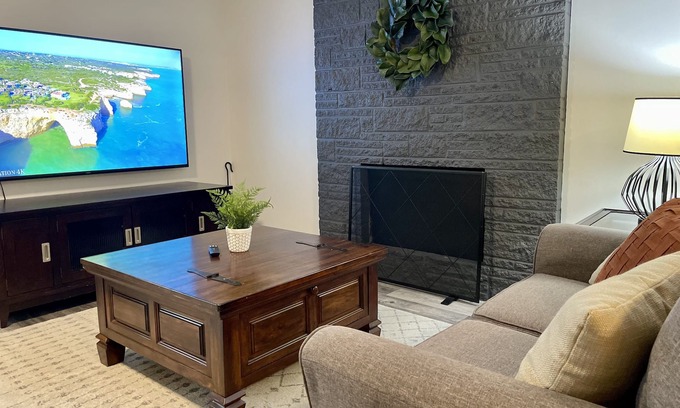 Bull Mountain House | The Cozy Edge - 2br Home with warm fireplace!