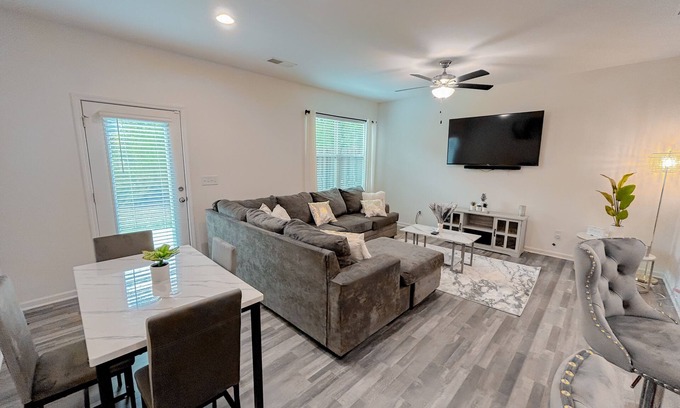 East Point House | The Cozy Townhome: 10 minutes from ATL Airport