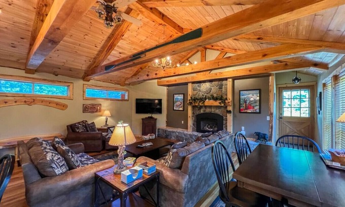 North Conway Cabin | The Cranmore Mountain Cabin | Walk to North Conway