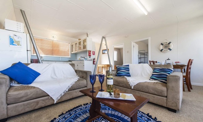 Lancelin House | The Cray Pot-Conveniently located in the heart of Lancelin