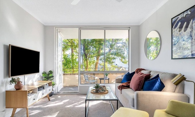 Crows Nest Apartment | 'The Crows Nest' - Stylish & Chic, North Sydney