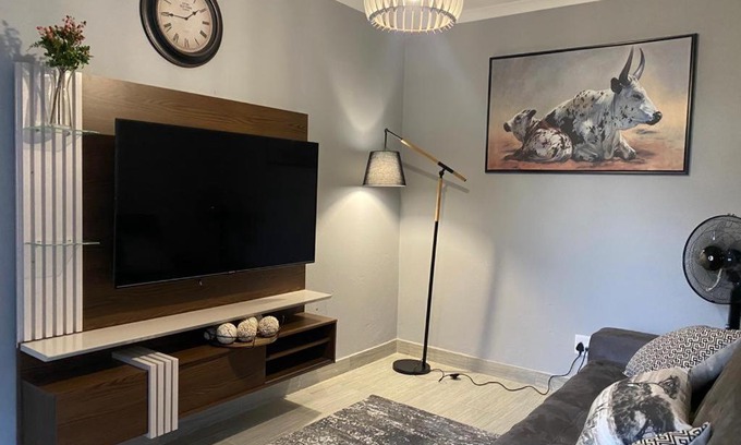 Bezuidenhout Valley Apartment | The Curve Apartments Unit 1