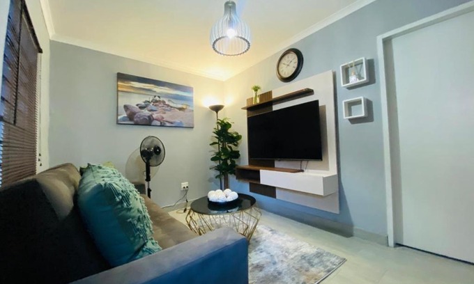Bezuidenhout Valley Apartment | The Curve Apartments Unit 2