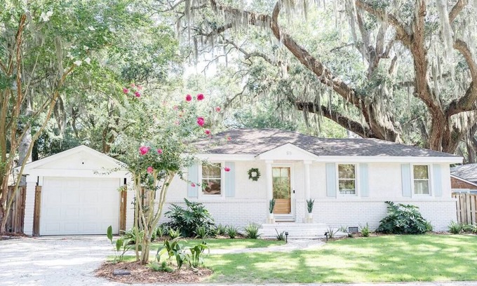 Saint Simons Island House | The Davis: Spacious SSI Retreat Near Beach - Sleeps 14 w/Private Guest Cottage