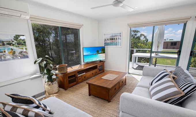 Metung House | The deck is perfect for afternoon dining, a glass of wine and a food platter