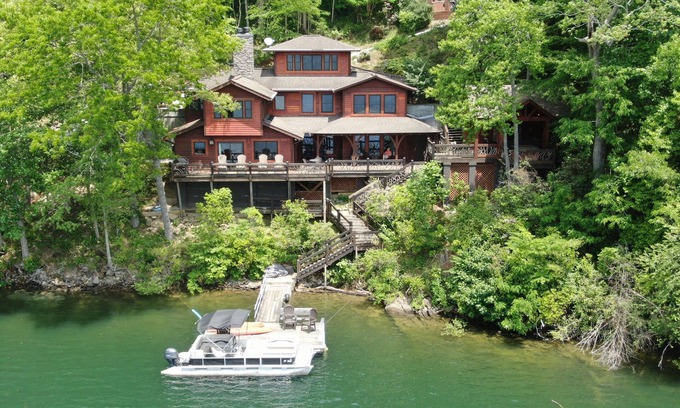 Topton House | 'The Dock House' a Nantahala Lake Front Home nSummer 2025 dates still available!