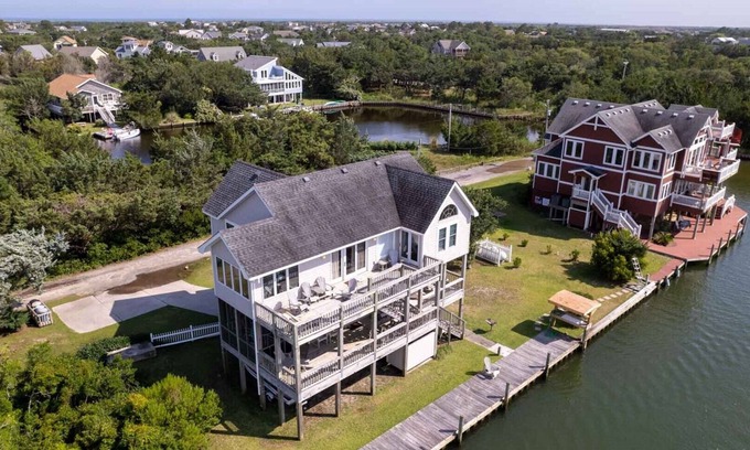 Ocracoke House | The Dock House: Waterfront on canal in Oyster Creek