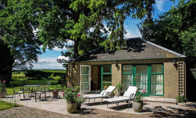 Dunning Cottage | The Doocot is a luxury rural retreat for couples.