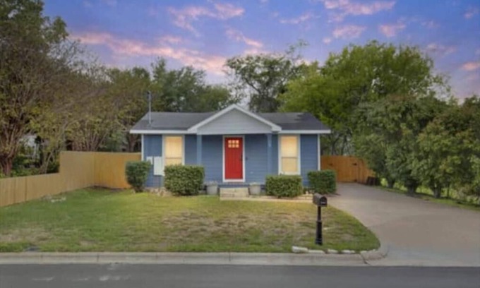 Brenham Cottage | The Dragonfly at Brenham - Steps from downtown
