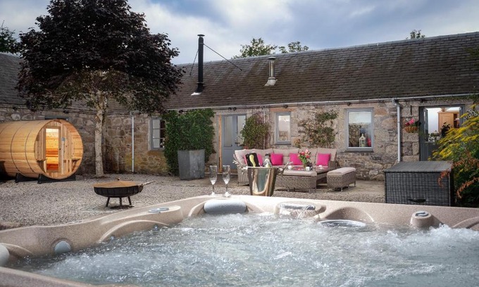 Grantown-on-Spey House | The Eagle's Nest - large house with hot tub and sauna