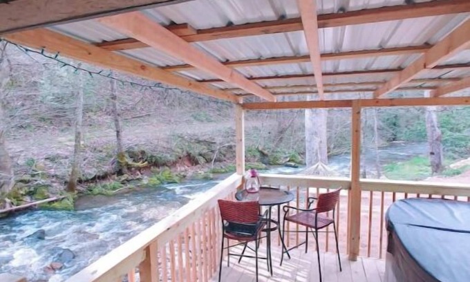Flag Pond Cabin | The "Eleanor Rigby" DIRECT STREAM FRONT W HOT TUBnn