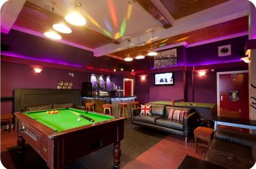 Nottingham City Centre Apartment | The Emporium - Huntingdon Street - Your own 7 Bedrooms City Centre Self Catering Accommodation, Snooker Room and 3 Bathrooms - Full Kitchen to Cook as you would at home and Parking for Cars or High Top Vans at five pounds a day