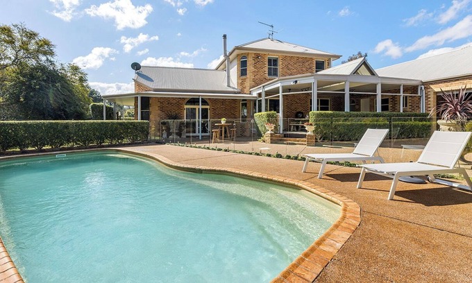 Bobs Farm House | The Entertainer's Estate with Pool