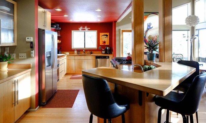 West Hills House | The Executive Lodge up in the West Hills and is 2 miles from downtown Bend.