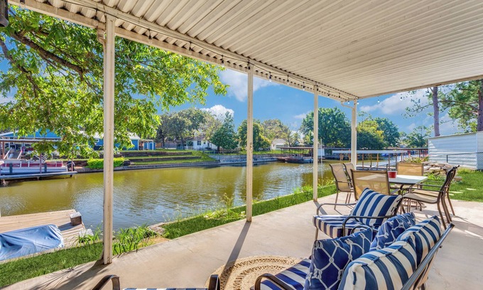 Granbury House | The Falling Pecan Lakehouse