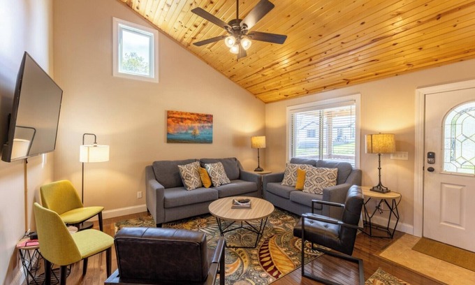Fayetteville House | The Family Cabin: 4BR/2BA w Fire Pit