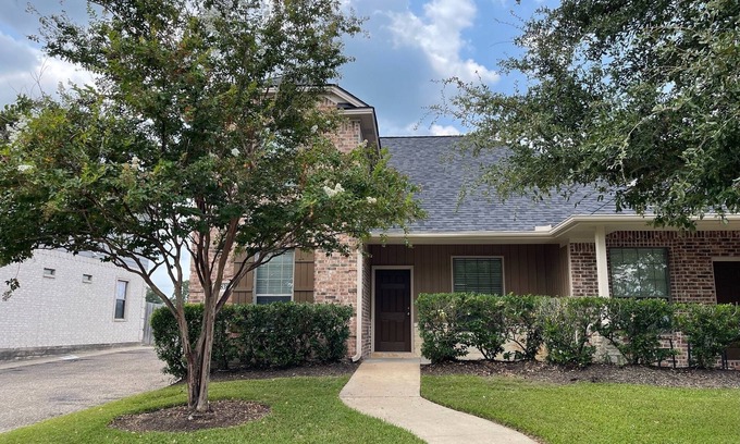 Wellborn House | The Farmhouse - Spacious Townhome Minutes From Texas A&M University
