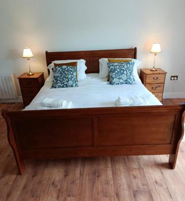 Kilmuckridge Bed & Breakfast | The Feathered Nest Apartment at The Cracked Hen