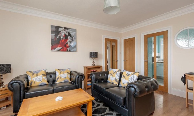 Restalrig Apartment | The Findlay Gardens Residence